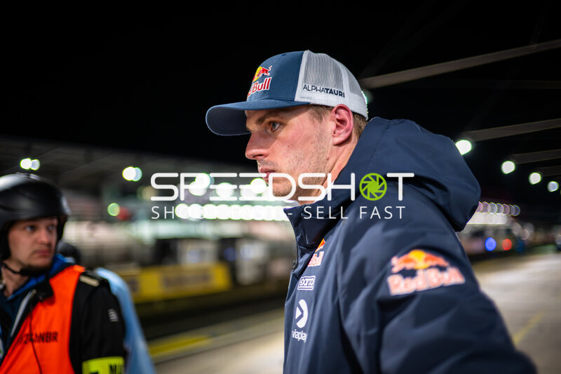 Max Verstappen im Fahrerlager beim 24h Nürburgring 2026