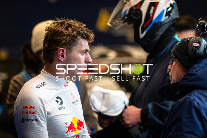 Max Verstappen im Fahrerlager beim 24h Nürburgring 2026