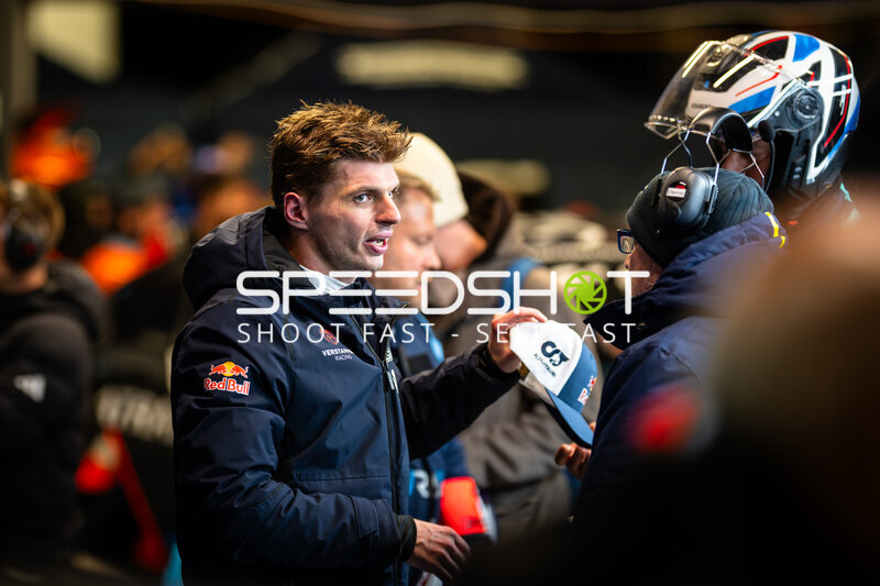 Max Verstappen im Fahrerlager beim 24h Nürburgring 2026