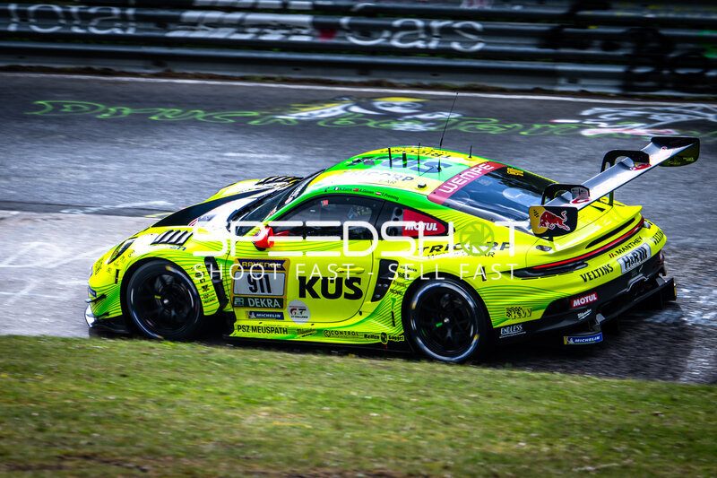 Porsche 911 GT3 R #911 von Manthey in Bewegung auf dem Nürburgring
