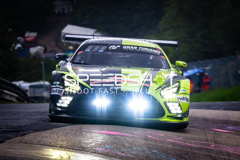 Mercedes-AMG GT3 mit Neon-Lackierung bei Nachtfahrt auf dem Nürburgring
