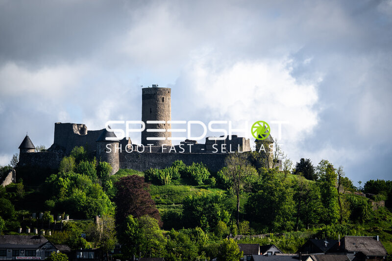 Schloss Nürburg oberhalb der Rennstrecke
