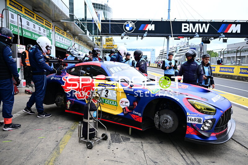 Mercedes-AMG GT3 #3 von Mercedes-AMG Team Verstappen Racing in der Boxengasse