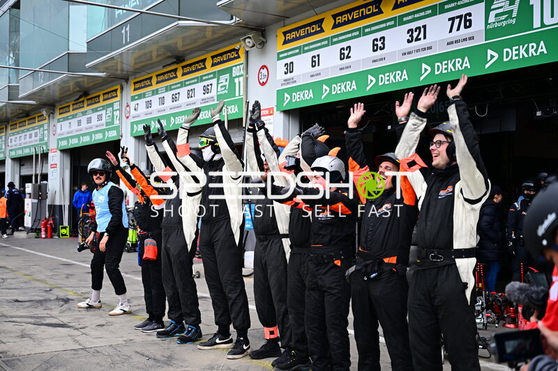 Boxencrew feiert Sieg in der Boxengasse am Nürburgring