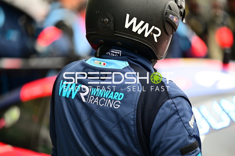 WINWARD RACING Fahrer in der Boxengasse am Nürburgring