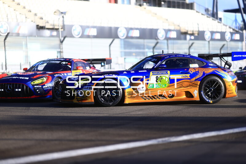 Mercedes-AMG GT3 #80 von Mercedes-AMG Team RAVENOL in der Boxengasse