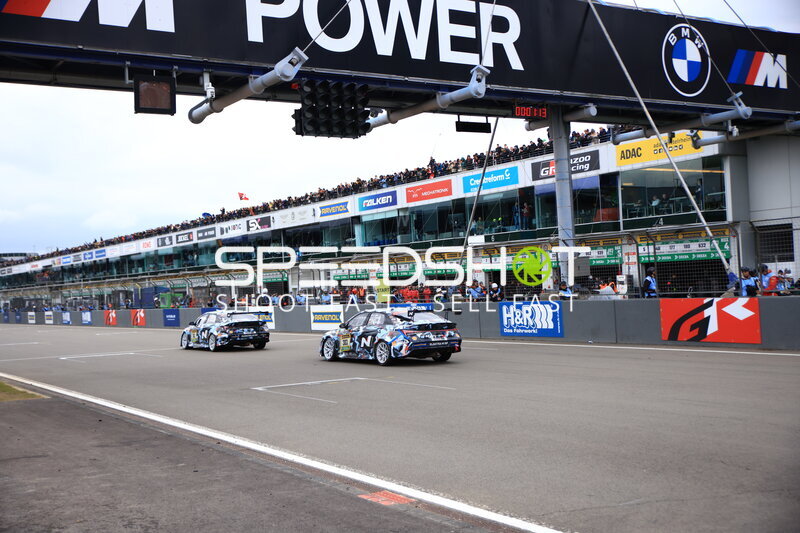 BMW M Motorsport Fahrzeuge in der Startaufstellung am Nürburgring
