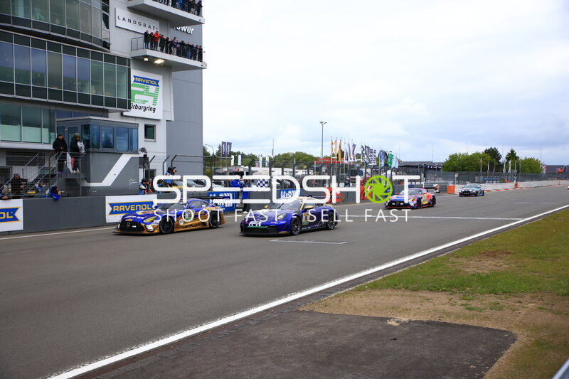 Porsche 911 GT3 #5 und #6 von BLACK FALCON in der Startaufstellung