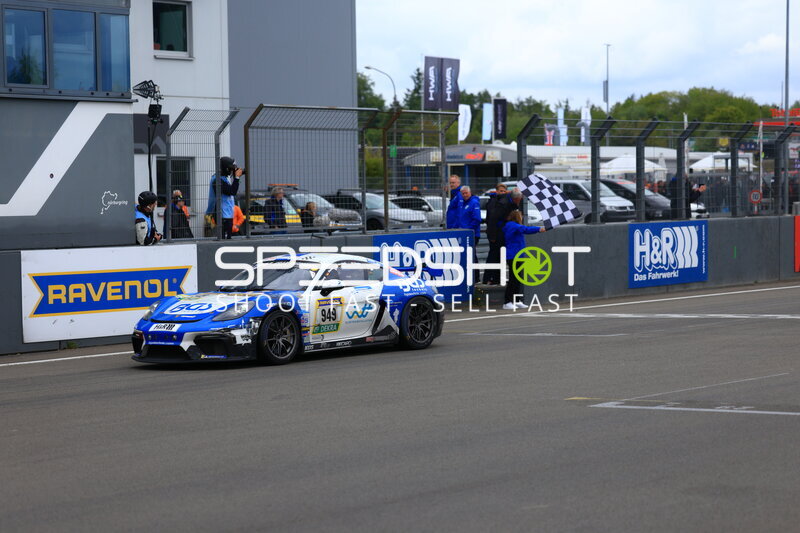 Porsche 911 GT3 R #949 von SRS Team Sorg Rennsport in der Boxengasse