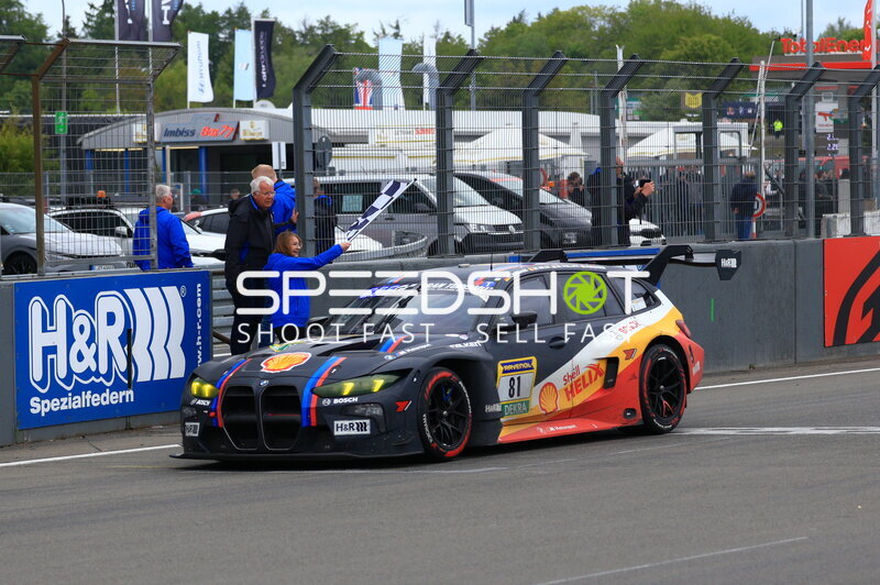 BMW M4 GT3 #81 von HWA Engineering Speed in der Boxengasse