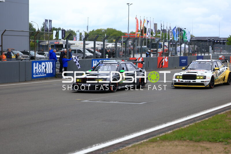 BMW M3 #81 und Mercedes 190E beim 24h Nürburgring 2026 in der Boxengasse