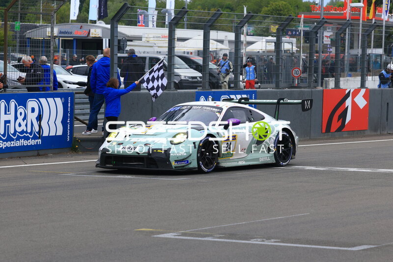 Porsche 911 GT3 R #24 von Manthey bei der Zieleinfahrt am Nürburgring