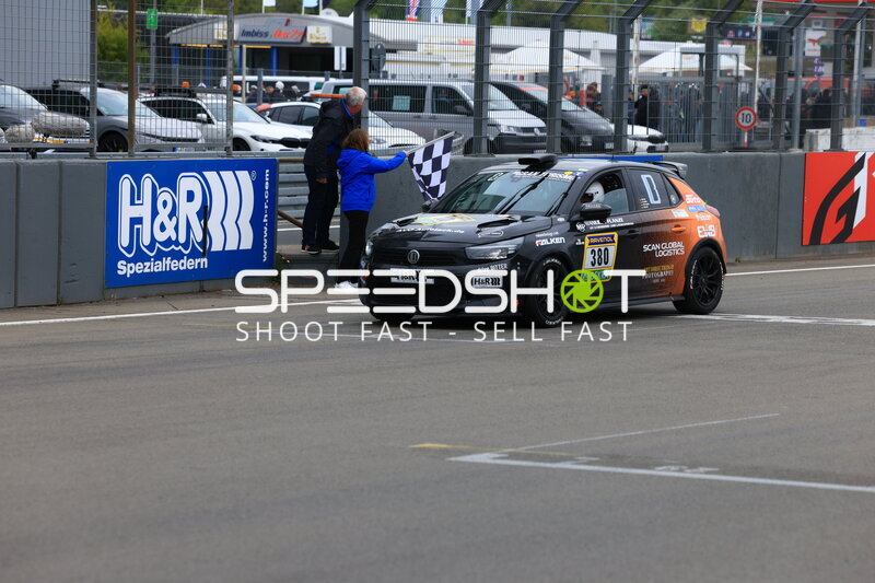 VW ID.Buzz #380 von BITTER in der Boxengasse beim 24h Nürburgring