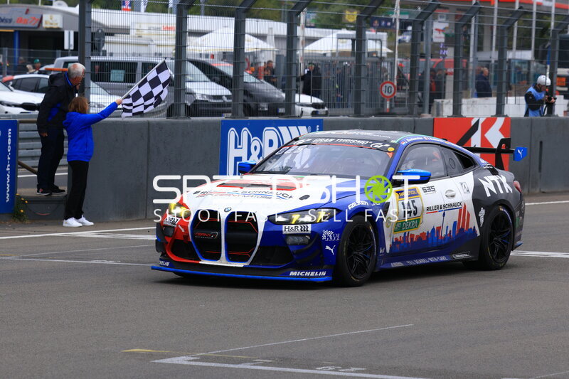 BMW M4 GT3 #145 von sharky-racing.com in der Boxengasse