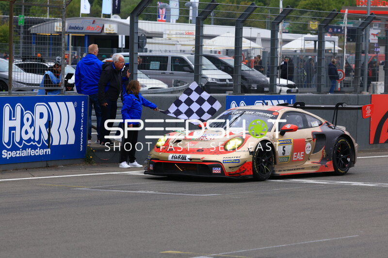 Porsche 911 GT3 R #5 von BLACK FALCON Team EAE bei der Zielüberquerung