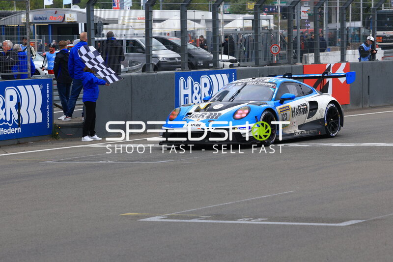 Porsche 911 GT3 R #123 von Mühlner Motorsport powered by H&R in der Boxengasse