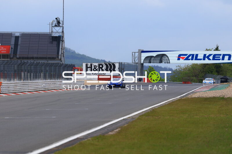 Blauer BMW M240i Racing auf dem Grand Prix Circuit des Nürburgring