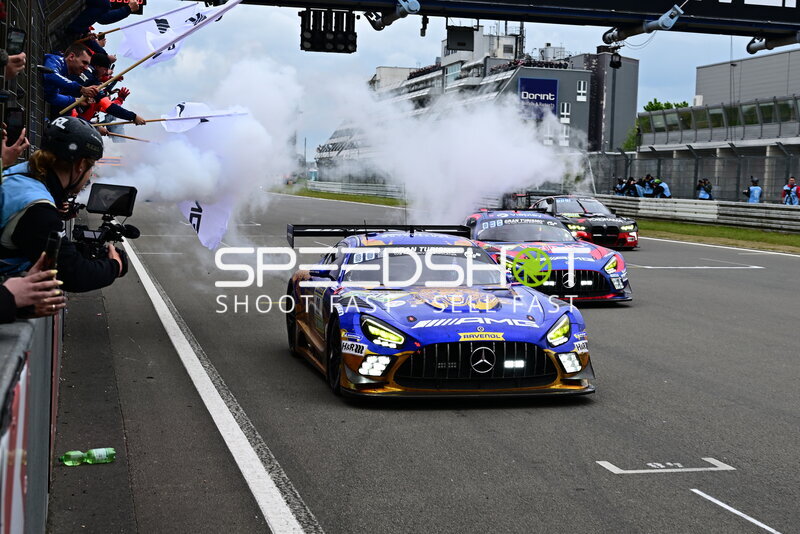 Mercedes-AMG GT3 #80 von Mercedes-AMG Team RAVENOL in der Boxengasse