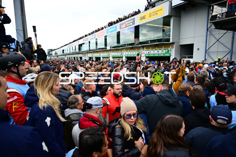 Fans und Zuschauer in der Boxengasse des Nürburgring