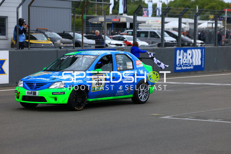 Dacia Sandero #300 von Ollis Garage Racing in der Boxengasse am Nürburgring