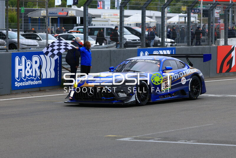 Mercedes-AMG GT3 #32 von Toyo Tires with Ring Racing in der Boxengasse