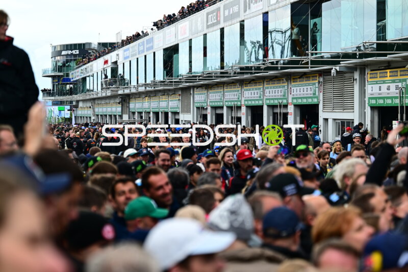Fahrerlager-Atmosphäre beim 24h Nürburgring mit Zuschauermassen