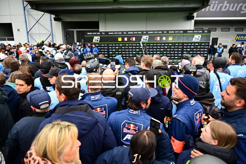 Max Verstappen im Fahrerlager beim 24h Nürburgring 2026