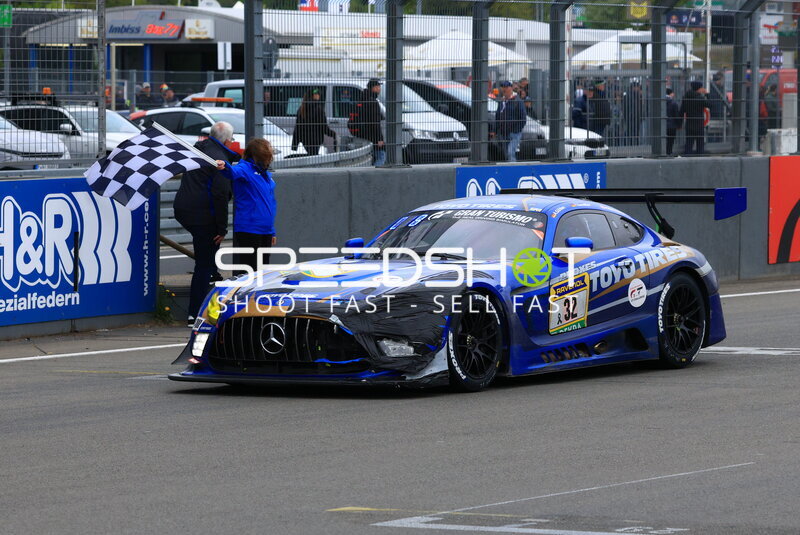 Mercedes-AMG GT3 #32 von RAVENOL Motorsport by MDM Racing in der Boxengasse