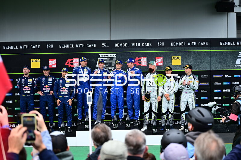 Siegerehrung 24h Nürburgring 2026 mit Fahrern und Teams auf dem Podium