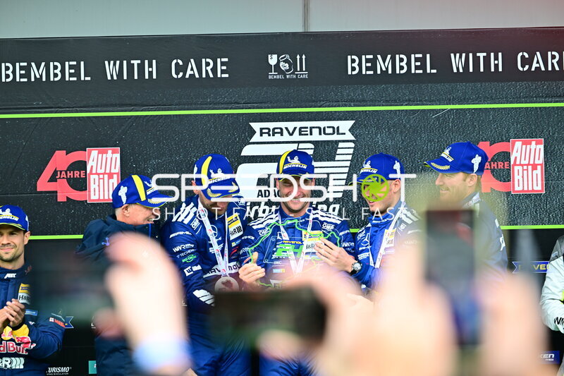 Mercedes-AMG Team RAVENOL Siegerehrung auf dem Podium des 24h Nürburgring