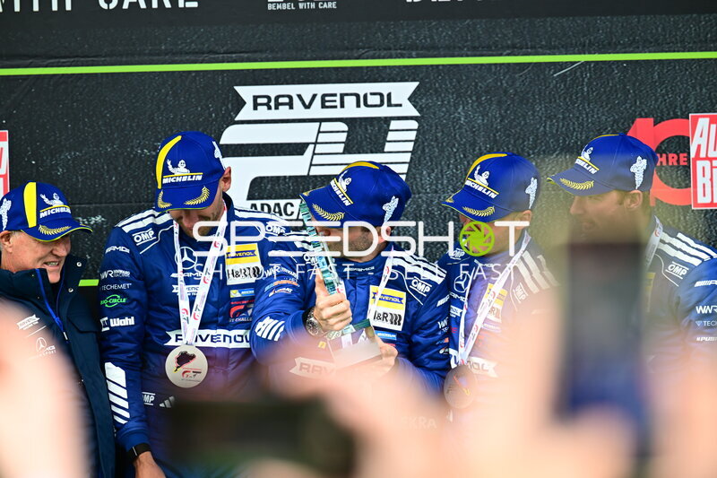 Mercedes-AMG GT3 #80 von Mercedes-AMG Team RAVENOL auf dem Podium am Nürburgring