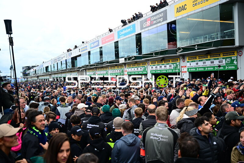 Fahrerlager und Boxengasse beim 24h Nürburgring 2026 mit großer Zuschauermenge
