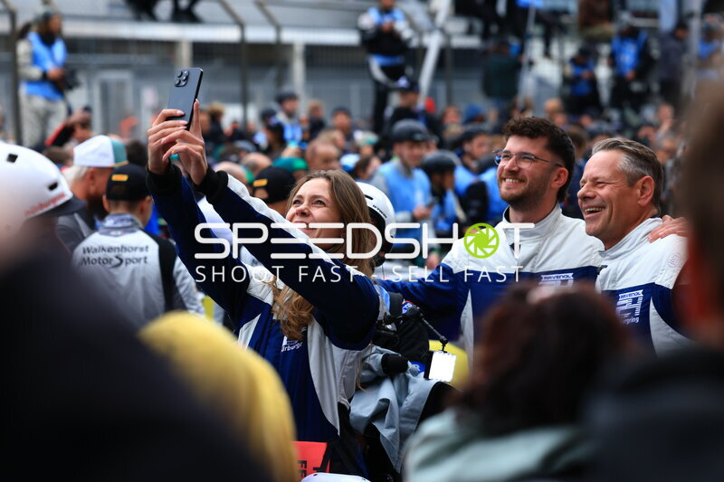 Teamfotografie im Fahrerlager beim 24h Nürburgring 2026