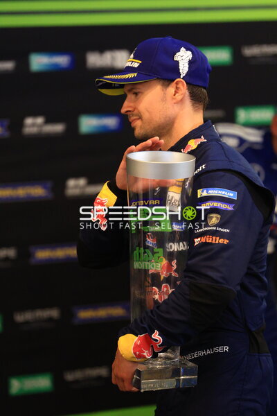 Siegerehrung auf dem Podium nach erfolgreicher 24h-Nürburgring-Teilnahme