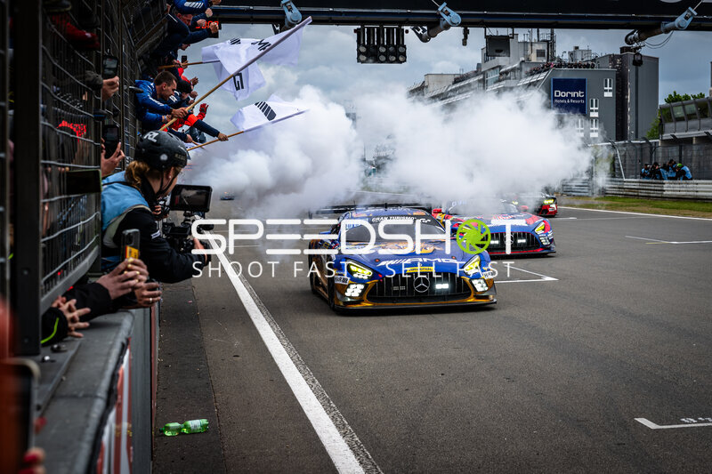 Mercedes-AMG GT3 #3 von Mercedes-AMG Team Verstappen Racing in der Boxengasse