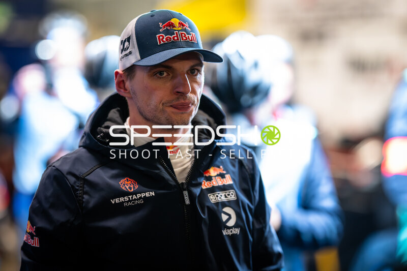 Max Verstappen im Fahrerlager auf der 24h Nürburgring 2026