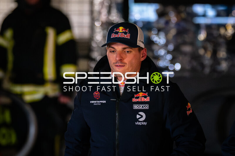 Max Verstappen im Fahrerlager beim 24h Nürburgring 2026