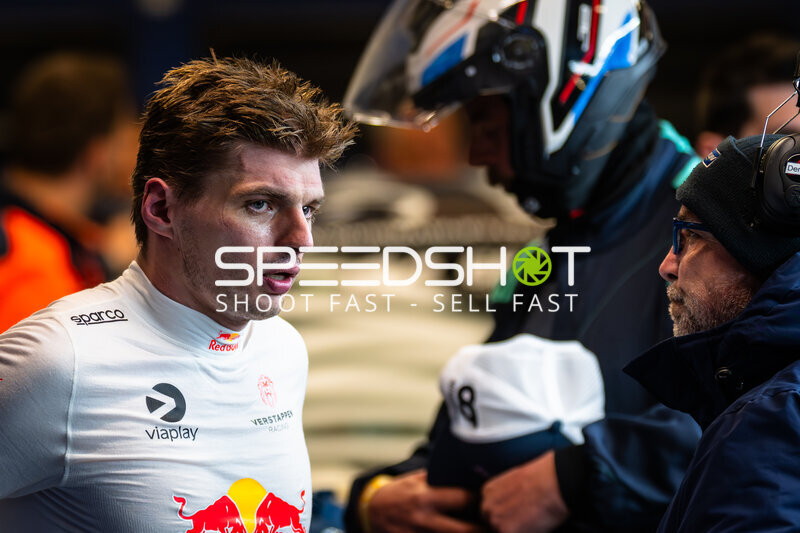 Max Verstappen im Fahrerlager beim 24h Nürburgring 2026