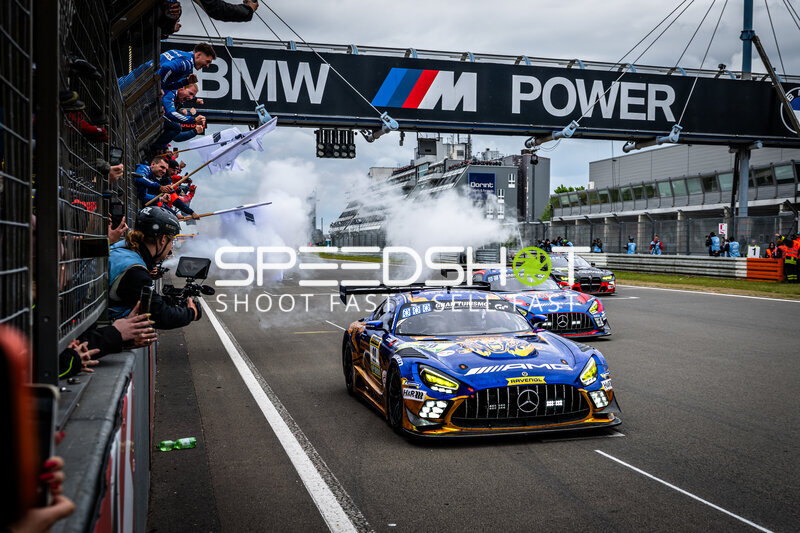 Mercedes-AMG GT3 #80 von Mercedes-AMG Team RAVENOL in der Boxengasse