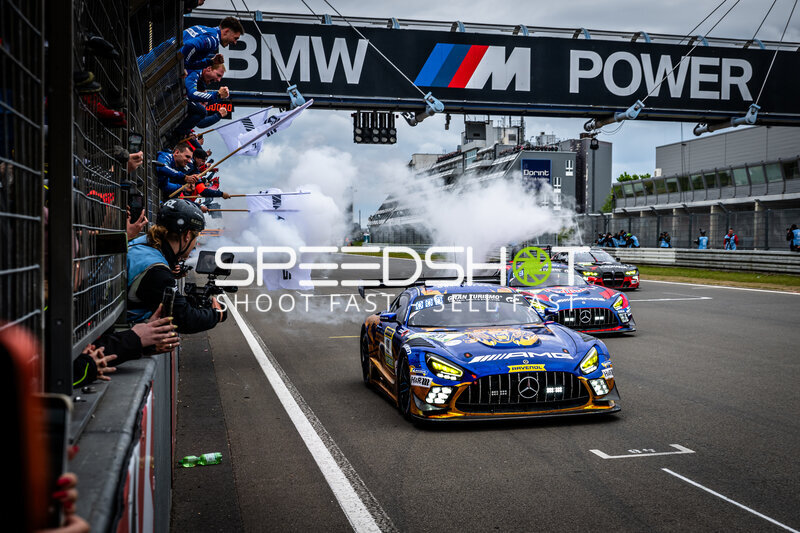 Mercedes-AMG GT3 #80 von Mercedes-AMG Team RAVENOL beim Parade-Start am Nürburgring