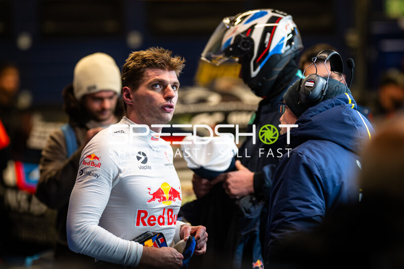 Max Verstappen im Fahrerlager bei der 24h Nürburgring 2026