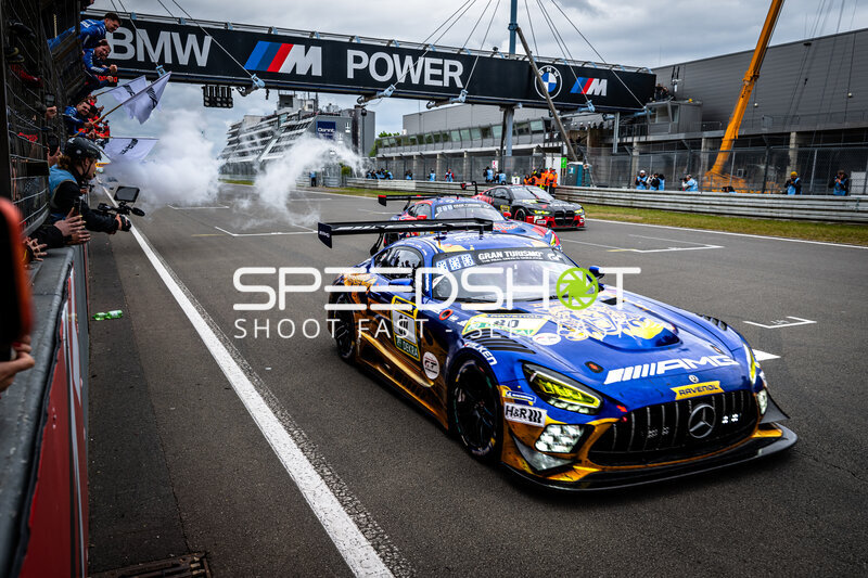 Mercedes-AMG GT3 #80 von Mercedes-AMG Team RAVENOL in der Boxengasse