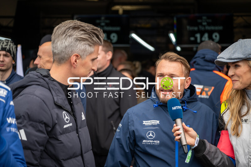 Mercedes-AMG Team RAVENOL Fahrer im Fahrerlager beim 24h Nürburgring Interview