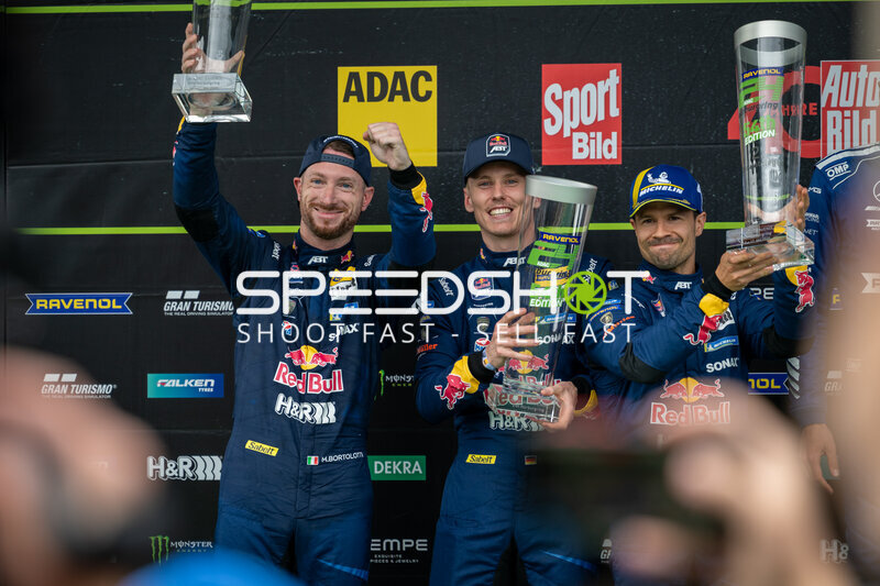 Red Bull Team ABT #84 triumphiert auf dem Podium der 24h Nürburgring