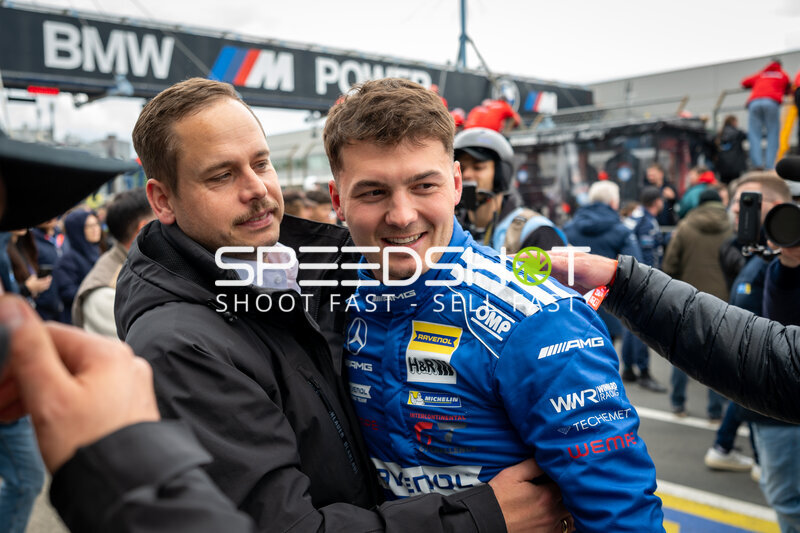 Mercedes-AMG GT3 #80 von Mercedes-AMG Team RAVENOL im Fahrerlager