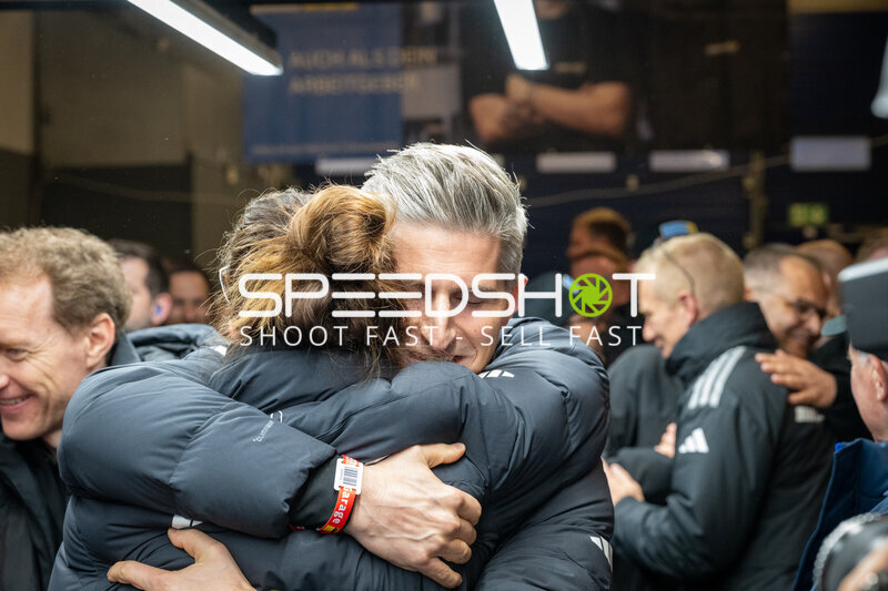 Team-Moment in der Boxengasse während des 24h Nürburgring