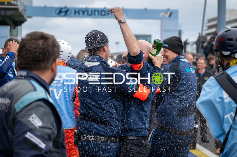Hyundai Motorsport N Team feiert Sieg mit Champagner-Dusche am Nürburgring