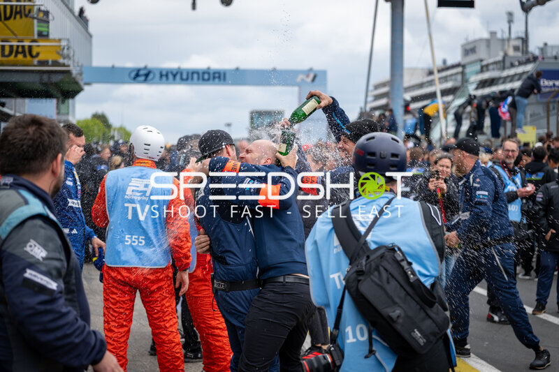 Champagner-Feier im Fahrerlager nach erfolgreicher 24h-Nürburgring-Saison