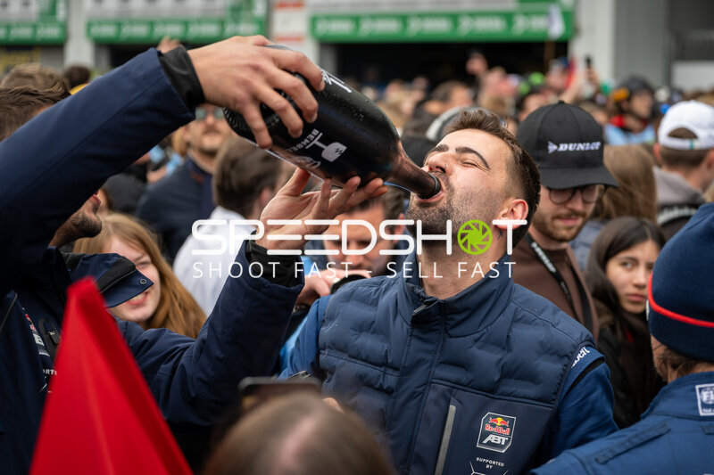 Fahrerlager-Szene beim 24h Nürburgring mit Zuschauern