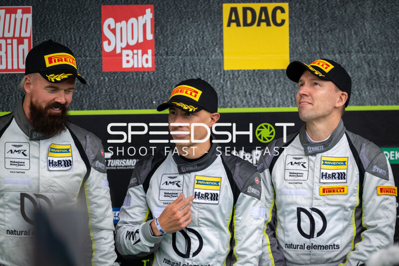 Fahrer von natural elements by Walkenhorst Motorsport auf dem Podium